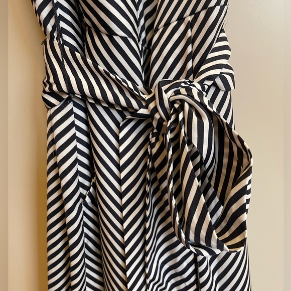 H&M jumpsuit. WITH POCKETS!! - Picture 2 of 4